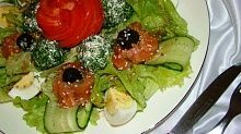 Рецепт - Салат с семгой и творожными шариками