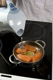 Приготовление блюда по рецепту - Суп-пюре из цветной капусты с форелью. Шаг 2