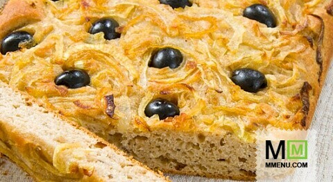 Плоский хлеб с маслинами и луком