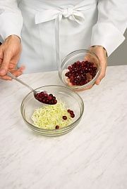 Приготовление блюда по рецепту - Салат из белокочанной капусты. Шаг 2