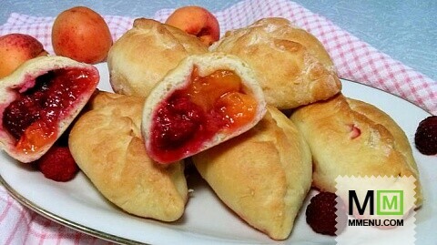 Пирожки с абрикосами и малиной