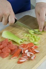 Приготовление блюда по рецепту - Салат из курицы с крабовыми палочками. Шаг 4