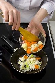 Приготовление блюда по рецепту - Яйца, запеченные с овощами. Шаг 1