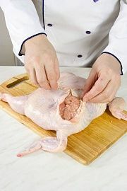 Приготовление блюда по рецепту - Галантин из курицы с шампиньонами. Шаг 4