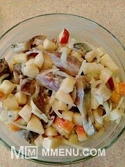 Приготовление блюда по рецепту - Сельдь с яблоками в йогуртовом маринаде. Шаг 6