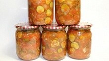 Рецепт - Огурцы консервированные в томатах 