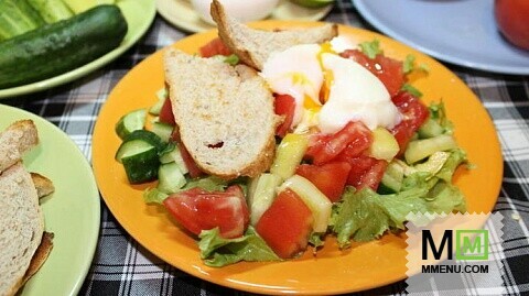 Салат из свежих овощей с яйцом пашот