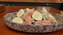 Рецепт - Простой и вкусный салат с форелью