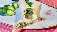 Рулет из лаваша с рыбными консервами и огурцом