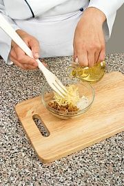 Приготовление блюда по рецепту - Салат с маринованными грибами. Шаг 3