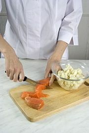 Приготовление блюда по рецепту - Суп-пюре из цветной капусты с форелью. Шаг 1