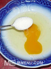 Приготовление блюда по рецепту - Сладкие гренки с яйцом. Шаг 2