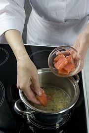 Приготовление блюда по рецепту - Суп из копченой рыбы с кукурузой. Шаг 3