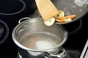 Приготовление блюда по рецепту - Куриный суп-пюре с фисташками. Шаг 3
