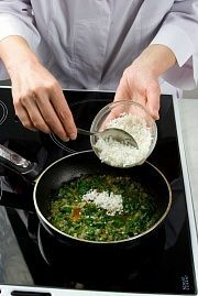 Приготовление блюда по рецепту - Рис со шпинатом и зеленью. Шаг 3