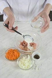 Приготовление блюда по рецепту - Мини-пирожки с индейкой, жаренные во фритюре. Шаг 1