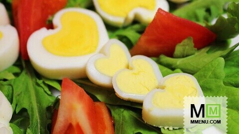 Яйца в форме сердечек и лепестков. 
