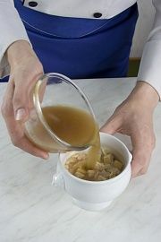 Приготовление блюда по рецепту - Суп пельменный в горшочке «Фантазия». Шаг 2