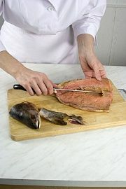Приготовление блюда по рецепту - Горбуша, фаршированная грибами и сыром. Шаг 1