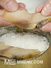 Приготовление блюда по рецепту - Тамаго то сакана но оши зуши (суши с яйцом и рыбой). Шаг 3