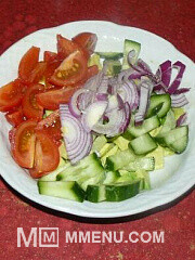 Приготовление блюда по рецепту - Салат с авокадо, помидорами и огурцом. Шаг 2