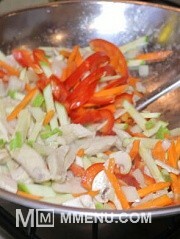 Приготовление блюда по рецепту - Удон с курицей и овощами. Шаг 7