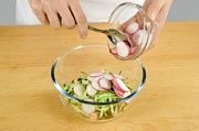 Приготовление блюда по рецепту - Весенний салат с жареной горбушей. Шаг 12