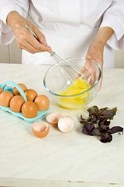 Приготовление блюда по рецепту - Фриттата с помидорами и базиликом. Шаг 1
