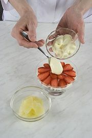 Приготовление блюда по рецепту - Салат-коктейль с гусем, клубникой и ананасами. Шаг 4