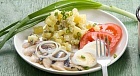 Закуска с соленой сельдью и картофелем Закуска с соленой сельдью и картофелем
