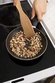 Приготовление блюда по рецепту - Помидоры с грибами и яйцами. Шаг 1