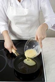 Приготовление блюда по рецепту - Рулетики яичные с авокадо. Шаг 3