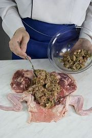 Приготовление блюда по рецепту - Утка, фаршированная мясом и грибами. Шаг 4
