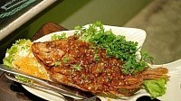 Рыба жареная в соусе муждей (чесночный соус)