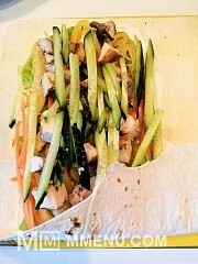 Приготовление блюда по рецепту - Ролл из лаваша с овощами и курицей. Шаг 6