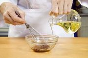 Приготовление блюда по рецепту - Салат с ветчиной гриль и пикантными гренками. Шаг 10