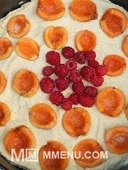 Приготовление блюда по рецепту - Бисквитный пирог с абрикосами. Шаг 3