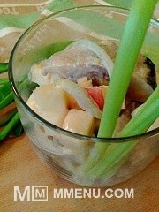 Приготовление блюда по рецепту - Сельдь с яблоками в йогуртовом маринаде. Шаг 7
