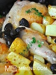 Приготовление блюда по рецепту - Курица в вине с оливками и молодой картошкой. Шаг 3