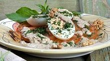 Рецепт - Салат из помидоров и яиц с ореховым соусом