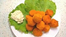 Рецепт - Сырные шарики в кляре с белым соусом