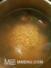 Приготовление блюда по рецепту - Гороховый суп с копчёными рёбрышками. Шаг 4
