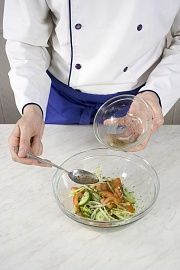 Приготовление блюда по рецепту - Салат из редьки с помидорами. Шаг 3