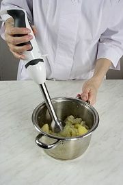 Приготовление блюда по рецепту - Суп-пюре из цветной капусты с форелью. Шаг 4