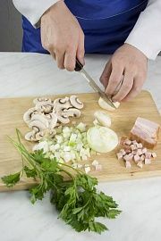 Приготовление блюда по рецепту - Утка, фаршированная мясом и грибами. Шаг 2