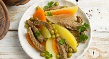 Рецепт - Мясо в горшочках с овощами