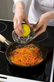Приготовление блюда по рецепту - Морковный салат с перцем чили. Шаг 3