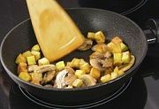 Приготовление блюда по рецепту - Теплый салат с курицей и картофелем. Шаг 7