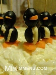 Приготовление блюда по рецепту - Салат "Пингвины на льдине". Шаг 4