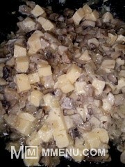 Приготовление блюда по рецепту - Жульен в тарталетках из картофельных чипсов. Шаг 5
